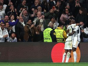 ريال مدريد يتجاوز عقبة لايبزيج بصعوبة (Photo by Pierre-Philippe MARCOU / AFP)