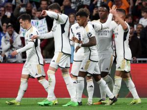 ريال مدريد يتحدى أوساسونا بحثا عن فوز جديد يعزز به صدارته (Photo by Pierre-Philippe MARCOU / AFP)
