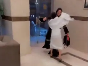 أم تلتقي أبنائها في مكة بعد 11 عاما من الفراق