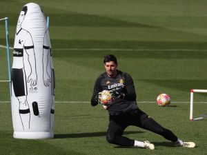 كورتوا خلال تدريبات ريال مدريد (Photo by PIERRE-PHILIPPE MARCOU / AFP)