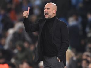 المدرب بيب غوارديولا يقود مانشستر سيتي لنصف النهائي (Photo by Oli SCARFF / AFP)