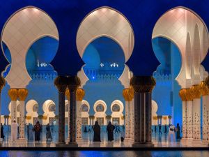 المصلون يتجمعون في مسجد الشيخ زايد الكبير في اليوم الأول من شهر رمضان في أبو ظبي، الإمارات العربية المتحدة. ريان ليم / وكالة الصحافة الفرنسية / غيتي إيماجز