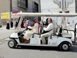 تطويف المعتمرين بعربات الجولف 