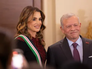 الملك يقلد الملكة وسام النهضة