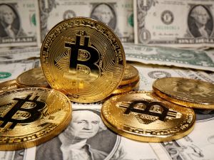بتكوين مع خلفية من الدولارات