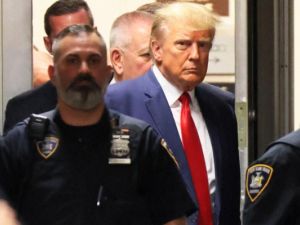دونالت ترامب بين رجال الشرطة