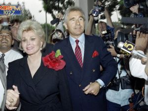 US actress Zsa Zsa Gabor, flanked by her husband, Prince Frederick von Anhalt, Germany's duke of Saxony, enters Beverly Hills Municipal Court on September 11, 1989. She is charged with misdemeanor battery for slapping a traffic policeman who she stopped her Rolls Royce for expired registration tags. AFP PHOTO WADE BYARS (Photo by WADE BYARS / AFP) Frederick Anhalt