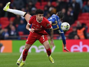 والد لويس دياز يكشف فرص انتقال ابنه إلى الدوري الإسباني