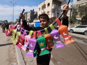 A displaced Palestinian child sells handmade Ramadan lanterns in Rafah in the southern Gaza Strip on March 8, 2024, amid the ongoing conflict between Israel and Hamas militants, as Muslim worshippers prepare to welcome the holy fasting month of Ramadan which begins next week. (Photo by MOHAMMED ABED / AFP) Rafah