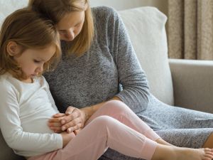 طبيب البوابة: 5 علاجات منزلية لعلاج الإمساك عند الأطفال 