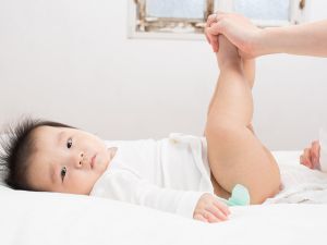 طفل صغير تبدل له امه حفاضته