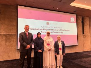 خلال الحدث طالبات جامعة الإمارات يفزن بمسابقة تحدي الابتكار تطوير مادة لامتصاص بقع النفط من البلاستيك وبذور التمر