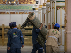 تغيير سجاد الروضة الشريفة استعدادًا لشهر رمضان 