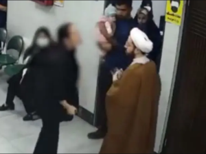 سيدة ايرانية تشتبك مع رجل دين في إيران