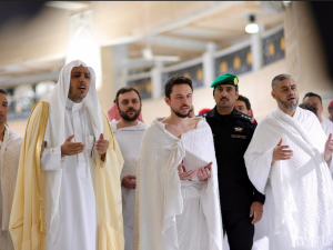 الأمير الحسين يؤدي مناسك العمرة