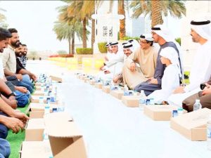 محمد بن زايد يتناول الإفطار في باحات مسجد الشيخ زايد