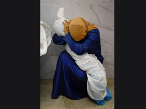 صورة بعنوان بقيت لتخبر القصة (المصور: محمد سالم جاد الله)