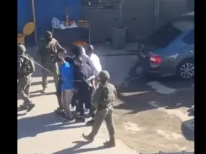 ستة شبان مقيدين بالأيدي ومربوطين ببعضهم البعض بحبل
