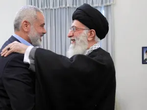 رئيس المكتب السياسي لحركة حماس إسماعيل هنية، المرشد الإيراني علي خامنئي
