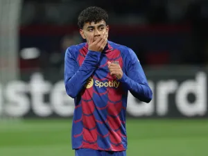 Barcelona's Spanish forward #27 Lamine Yamal warms up prior to the UEFA Champions League last 16 second leg football match between FC Barcelona and SSC Napoli at the Estadi Olimpic Lluis Companys in Barcelona on March 12, 2024. (Photo by LLUIS GENE / AFP)