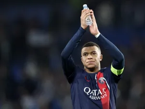 Paris Saint-Germain's French forward #07 Kylian Mbappe applauds at the end of the UEFA Champions League last 16 second leg football match between Real Sociedad and Paris Saint-Germain (PSG) at the Anoeta stadium in San Sebastian on March 5, 2024. (Photo by FRANCK FIFE / AFP)