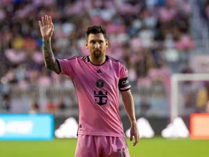 Inter Miami's Argentine forward #10 Lionel Messi waves during the MLS football match between Orlando City and Inter Miami FC at Chase Stadium in Fort Lauderdale, Florida, on March 2, 2024. (Photo by Chris ARJOON / AFP)