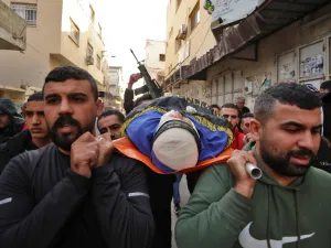 فلسطينيون يشيعون جثمان أحد الشهداء في جنين/ أرشيفية