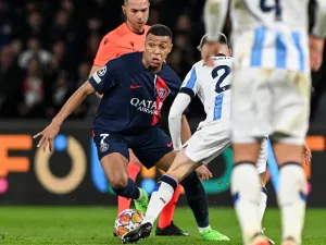 Paris Saint-Germain's French forward #07 Kylian Mbappe (CL) fights for the ball with Real Sociedad's Spanish midfielder #22 Benat Turrientes (CR) during the UEFA Champions League round of 16 first leg football match between Paris Saint-Germain (PSG) and Real Sociedad at the Parc des Princes Stadium in Paris, on February 14, 2024. (Photo by MIGUEL MEDINA / AFP)