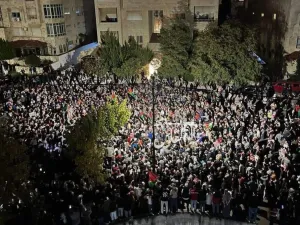 آلاف الغاضبين في محيط السفارة الاسرائيلية بالعاصمة عمان