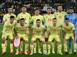 Spain's players pose for a group picture before the international friendly football match between Spain and Colombia at The London Stadium in east London on March 22, 2024. (Photo by Ben Stansall / AFP)