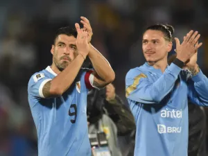Uruguay's forward Luis Suarez (L) and Uruguay's forward Darwin Nunez acknowledge the crowd at the end of the 2026 FIFA World Cup South American qualification football match between Uruguay and Bolivia at the Centenario Stadium in Montevideo on November 21, 2023. (Photo by DANTE FERNANDEZ / AFP)