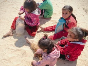 أطفال غزة يعانون من أجل توفير مياه الشرب