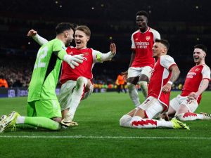 آرسنال يسعى لانتزاع صدارة الدوري الإنجليزي (Photo by Adrian DENNIS / AFP)