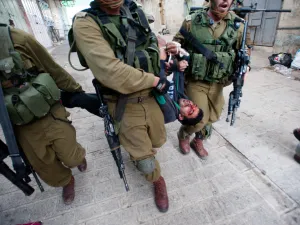 فلسطيني يتعرض للتعذيب على يد جنود الاحتلال
