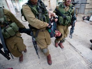 فلسطيني يتعرض للتعذيب على يد جنود الاحتلال