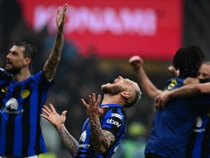 إنتر ميلان يقتنص لقب الدوري الإيطالي (Photo by GABRIEL BOUYS / AFP)