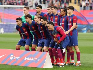 فريق برشلونة (Photo by LLUIS GENE / AFP)