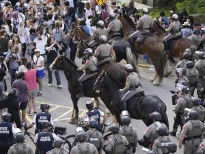 قوات شرطة أمريكية تفرق تظاهرة في جامعة تكساس