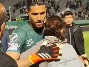 الفتاة اقتحمت الملعب لاحتضان حارس استقلال طهران