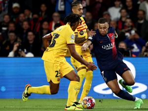 من هو معلق مباراة برشلونة وباريس سان جيرمان اليوم في دوري أبطال أوروبا 2023-24؟