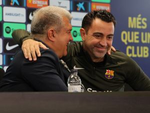 تشافي يتحدث عن قراره بالاستمرار كمدرب لنادي برشلونة