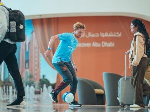 لاعبو مانشستر سيتي في التشكيلة الأساسية للاتحاد للطيران في مطار زايد الدولي