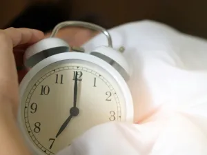 ما هي الآثار الجانبية لاستخدام الميلاتونين لتنظيم النوم ؟
