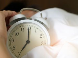 ما هي الآثار الجانبية لاستخدام الميلاتونين لتنظيم النوم ؟