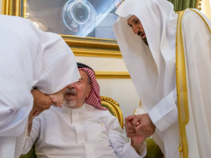 السديس والمعيقلي يُقبّلان يد خطاط القرآن الكريم الشيخ عثمان طه