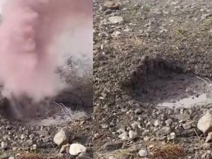 كشف لغز الدخان الوردي المتصاعد من حفرة في سلطنة عُمان