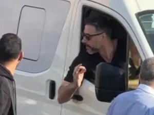 الفنان أحمد السعدني يستقل السيارة التي تحمل جثمان والده 