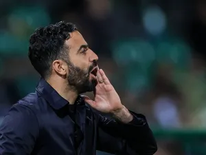 Sporting's Portuguese coach Ruben Amorim shouts from the touchline during the UEFA Europa League last 32 second leg football match between Sporting CP and BSC Young Boys at the Jose Alvalade stadium in Lisbon on February 22, 2024. (Photo by PATRICIA DE MELO MOREIRA / AFP)