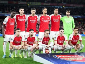Arsenal players pose for team photo prior to the UEFA Champions League last 16 second leg football match between Arsenal and Porto FC at the Arsenal Stadium in north London, on March 12, 2024. (Photo by Adrian DENNIS / AFP)