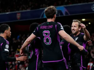 Bayern Munich's English striker #09 Harry Kane (R) celebrates with teammates after scoring his team second goal during the UEFA Champions League quarter final first-leg football match between Arsenal and Bayern Munich at the Arsenal Stadium, in north London, on April 9, 2024. (Photo by Ian Kington / IKIMAGES / AFP)
